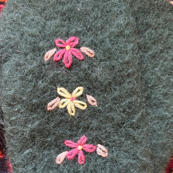 Embroidered Dark Green Wool Felt Floral mittens - Picture 2 of 3